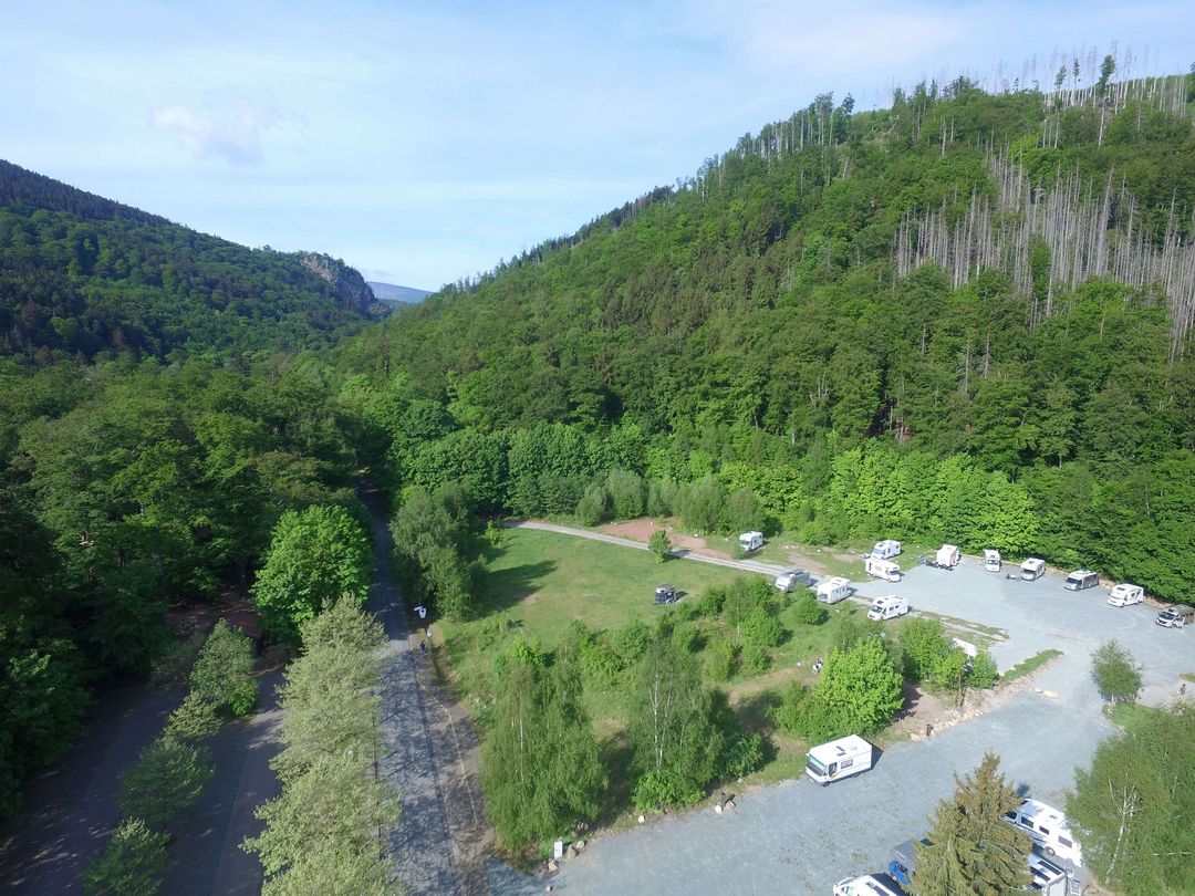 Wohnmobilstellplatz, Luftaufnahme bei Sonnenschein